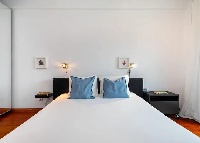 Ocean Front 2Bed Luxury W/ Elevator Parking Wi-Fi